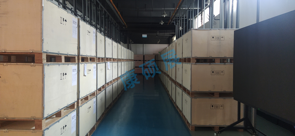 康碩展2000平米戶外格柵屏出貨，重量輕，風(fēng)荷載小，IP67防水，高效能低功耗，易安裝、方便維護(hù)！