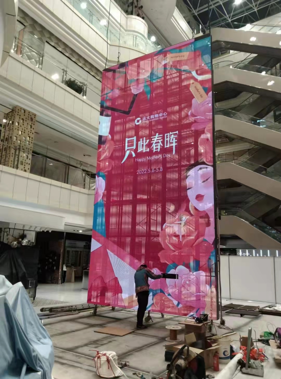黑龍江遠(yuǎn)大購(gòu)物中心P3.91室內(nèi)透明屏